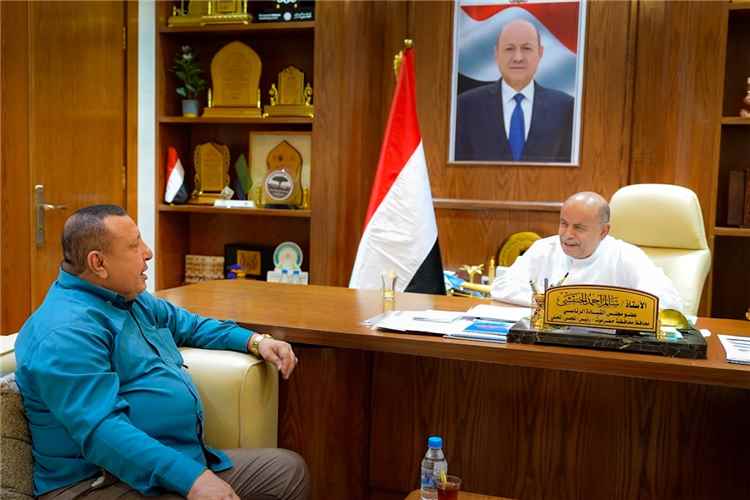 الخنبشي يطلع على جهود وزارة الخدمة المدنية ومشاريع مؤسسة الناصر بحضرموت