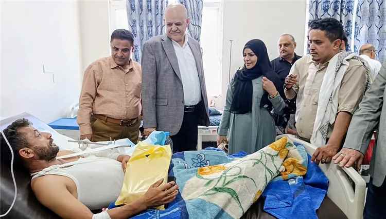 محافظ تعز يتفقد جرحى القوات المسلحة في مستشفيات المحافظة
