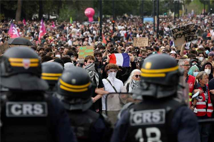 فرنسا تستجيب لاحتجاجات الطلاب بخطة لتوفير أكثر من 3 آلاف معلم بديل