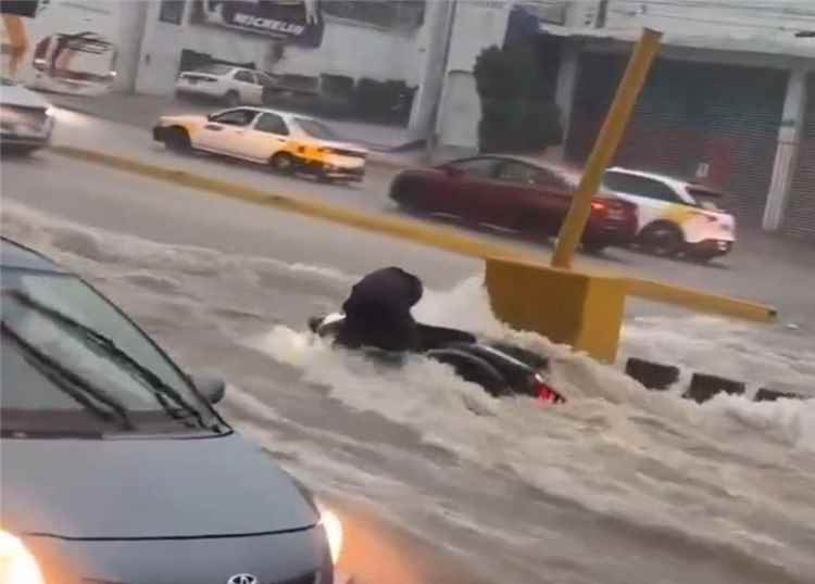 إعصار "سيمون" يضرب جنوب المكسيك ويغمر أكابولكو بفيضانات مدمرة