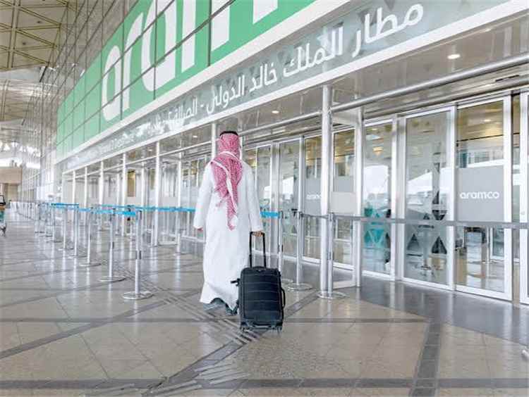 استشهاد 3 مواطنين في هجومين حوثيين استهدفا مطار الملك خالد وطائرة للخطوط السعودية