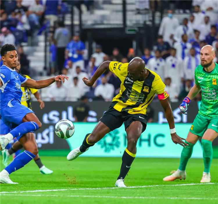 في مواجهة شهدت تقلبات عديدة.. الهلال يواصل تمسكه بصدارة الدوري السعودي بفوز مثير على الاتحاد