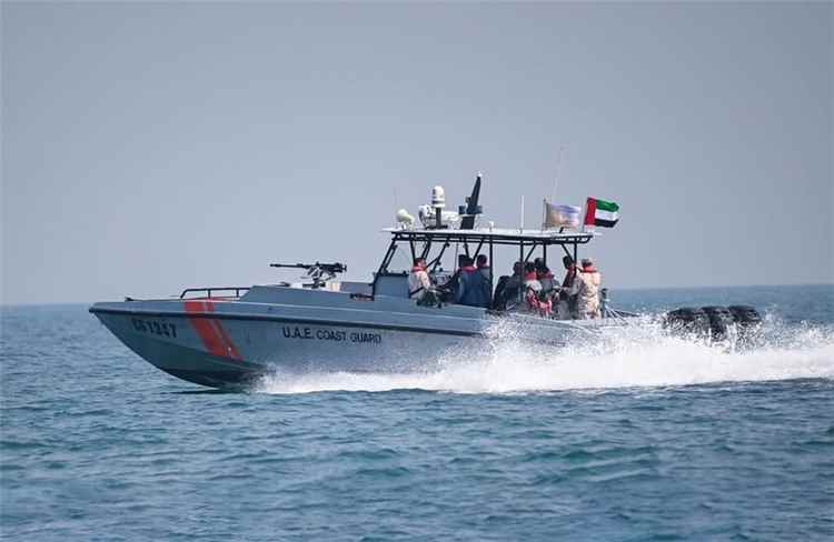 الحرس الوطني الإماراتي يعلن إنقاذ 22 شخصا إثر حريق ناقلة نفط في الخليج