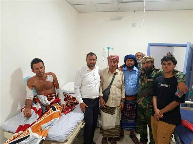 مدير عام سرار يافع يتفقد جرحى المديرية في مستشفيات عدن ويؤكد تقديره لتضحياتهم في جبهة باب المندب