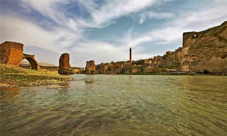بسبب دماء الإيدز .. اعتراف لوزيرة البيئة العراقية يفجر جدلاً واسعاً حول تلوث نهر دجلة