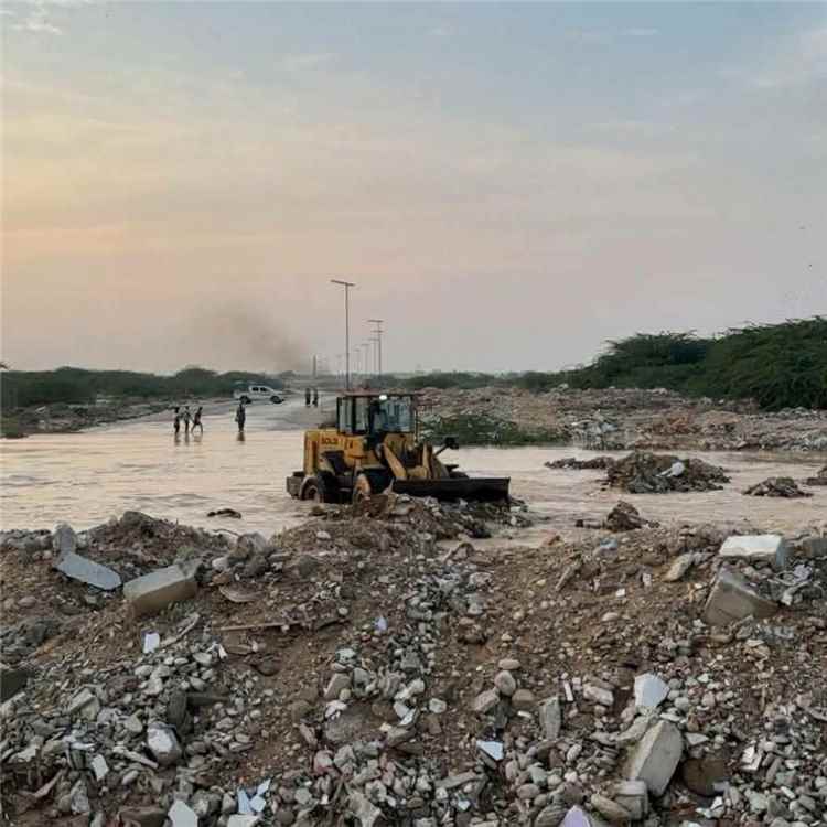 المؤسسة العامة للطرق والجسور بالمهرة تواصل تصفية مجاري السيول استعدادًا للحالة الجوية