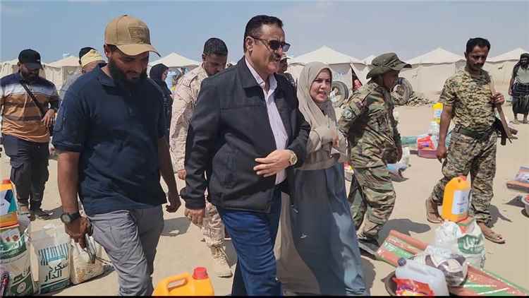 وزير الدولة لشؤون المرأة ومدير عام البريقة يتفقدان مخيم الفردوس ويطلعان على الخدمات المقدمة للنازحين
