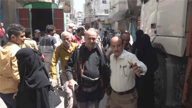 وكيل تعز يوجّه بفتح المحال المغلقة وبيع المواد الغذائية بأسعار مناسبة