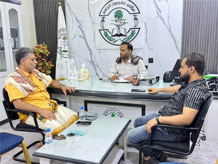 أمين عام مؤتمر حضرموت الجامع يناقش سبل الارتقاء بالأداء في مكتب الهيئة التنفيذية بالمكلا