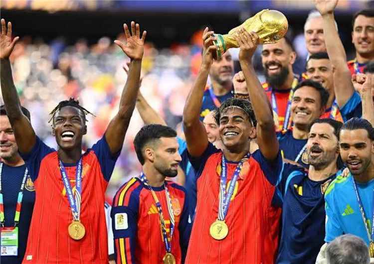 بالأرقام... من يستحق الفوز بالكرة الذهبية لعام 2026م؟