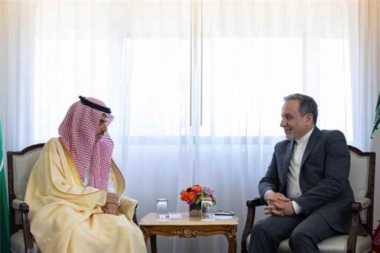 تحرك دبلوماسي إيراني تجاه السعودية على وقع التصعيد الحوثي.. عراقجي يعرض الوساطة للحوار مع الجماعة