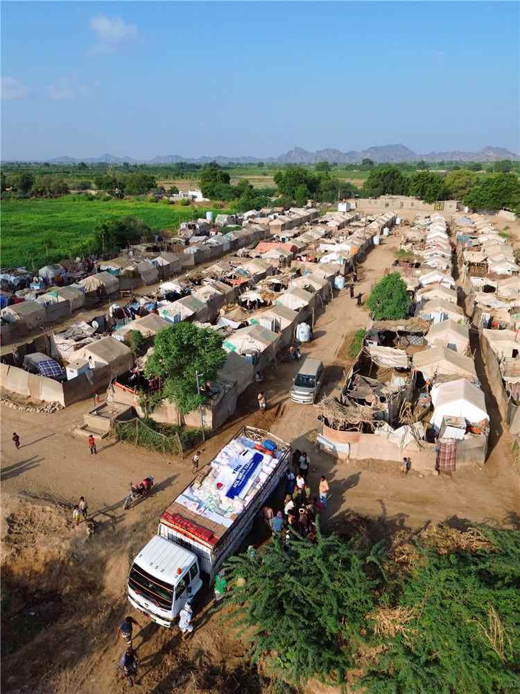 وقف الديانة التركي يواصل أعماله الإنسانية في اليمن بتوزيع 350 سلة غذائية في أبين