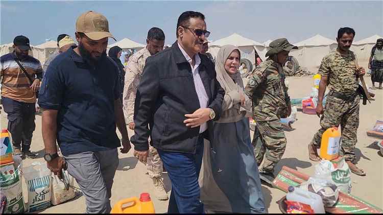 وزير الدولة لشؤون المرأة ومدير عام البريقة .. يتفقدان مخيم الفردوس ويطلعان على الخدمات المقدمة للنازحين