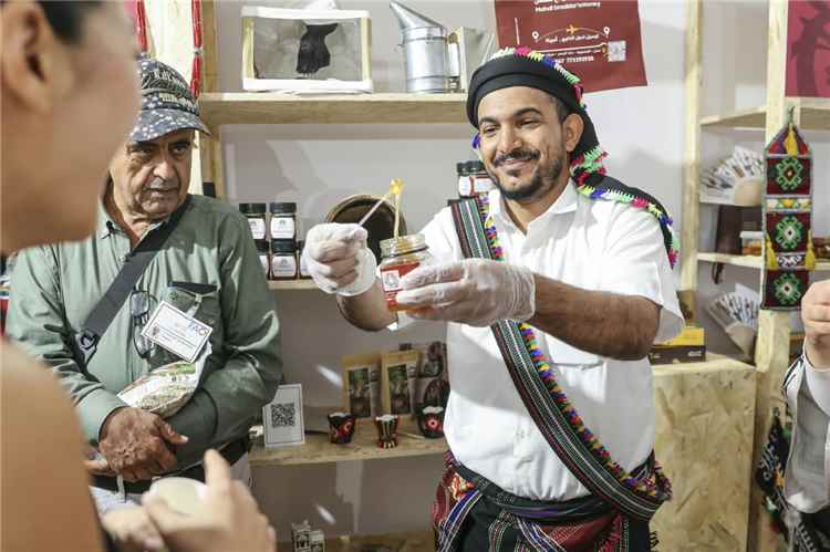 مهدي بن سميدع يبرز حضور العسل اليمني في فعالية للتعريف بالمنتجات المحلية بمشاركة «الفاو»