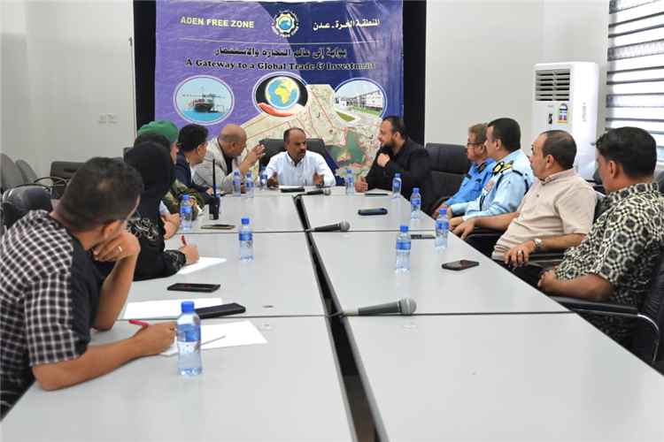 الحيد يترأس اجتماعًا موسعًا لمناقشة تنظيم حركة الشاحنات المؤدية إلى ميناء وتخصيص مساحة مؤقتة لاستيعابها..