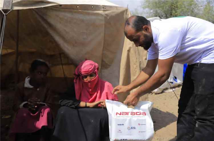 مركز الطاقة الخضراء في عدن يساهم في إنارة مخيمات النازحين في