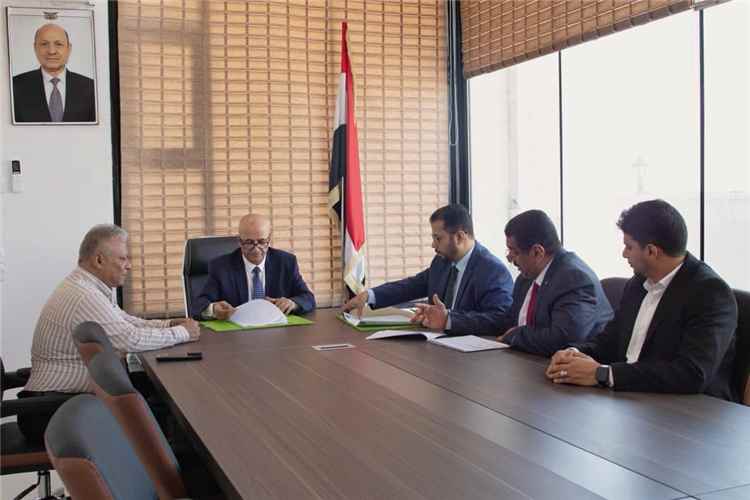 الشرجبي يوقّع اتفاقية تنفيذ عدد من المشروعات لتعزيز أنظمة المياه في مدينة تعز .