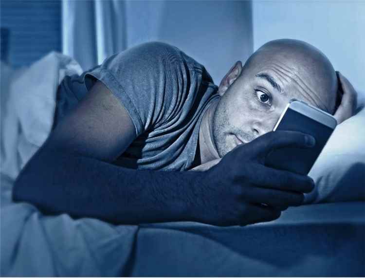 استخدام الهاتف في السرير .. عادة تهدد الرقبة وتزيد خطر الأرق