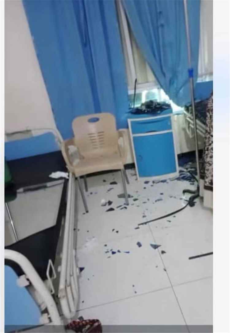 قصف حوثي على أحياء تعز السكنية يخلف شهداء وجرحى وأضراراً بمستشفى أهلي