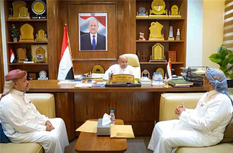 الخنبشي يناقش أوضاع مصلحة شؤون القبائل بوادي وصحراء حضرموت وجهودها في إصلاح ذات البين