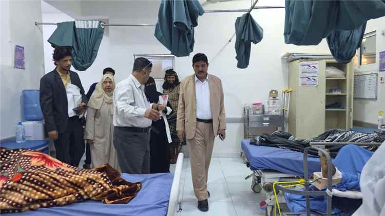 عدن.. رئيس اللجنة الوطنية للتحقيق يتفقد أوضاع الجرحى من المدنيين والمحتجزين على ذمة الحرب