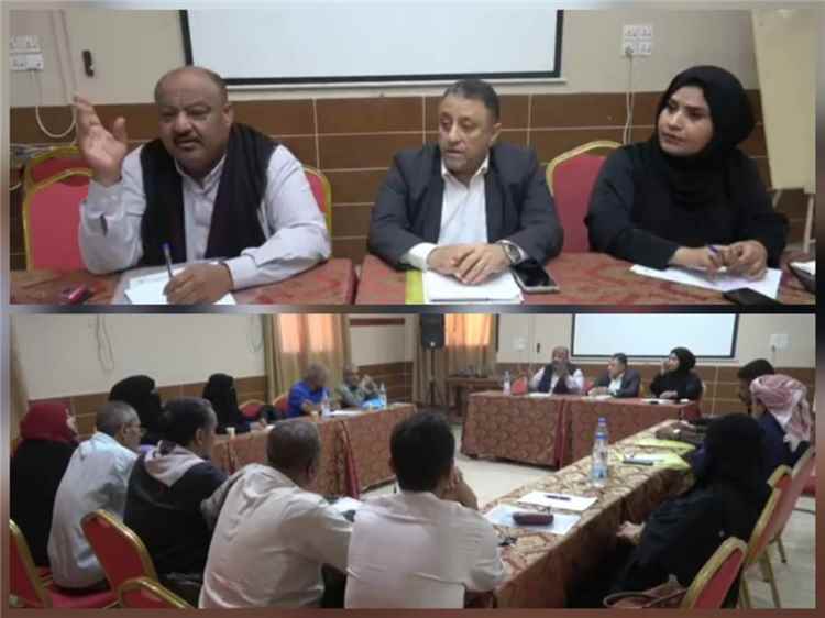 نائب محافظ أبين يناقش مع اللجنة الاستشارية مسار المبادرات المحلية وبرنامج المنح الصغيرة وأزمات قطاعي الصحة والتعليم جراء النزوح