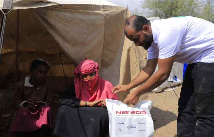 مركز الطاقة الخضراء بعدن يساهم في إنارة مخيمات النازحين