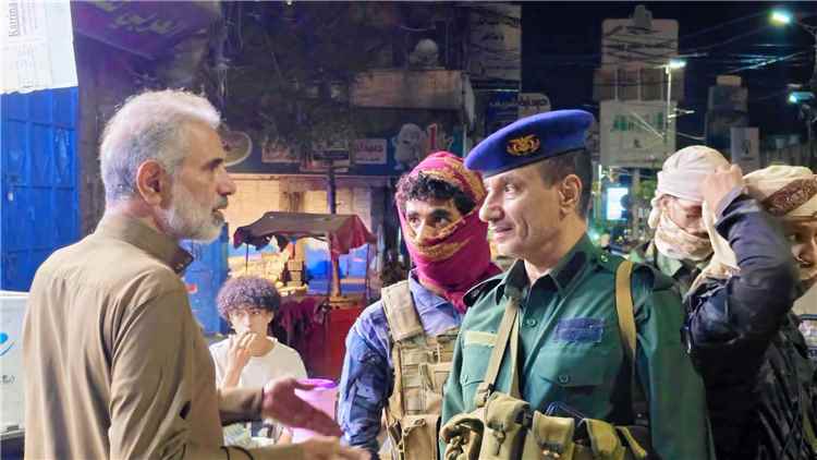 مدير عام شرطة تعز يتفقد الانتشار الأمني والنقاط الأمنية والأسواق العامة خلال جولة ليلية