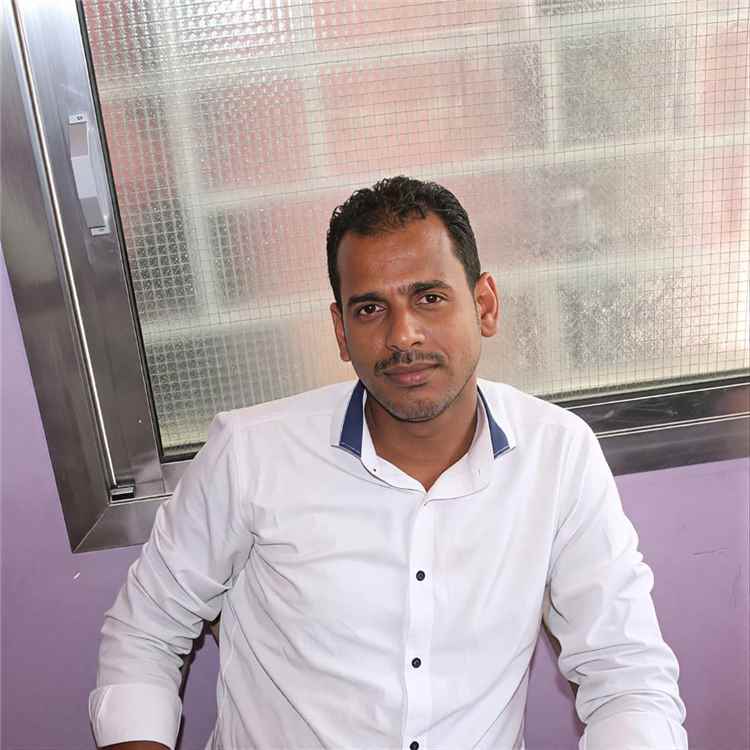 الكابتن رفعت بقبق يهنئ الأخ وائل الزري بمناسبة تعيينه مديراً عاماً لصندوق النظافة والتحسين بمحافظة أبين