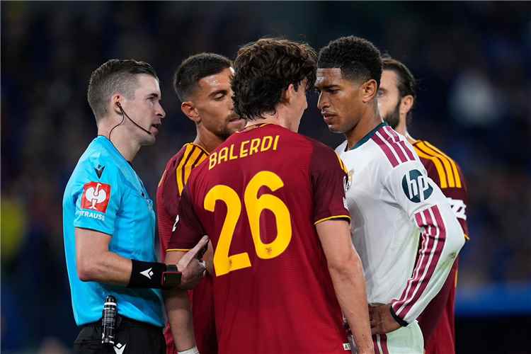 ركلة جزاء وتسلل.. هل تعرض ريال مدريد للظلم مرتين في هدف روما الثالث؟