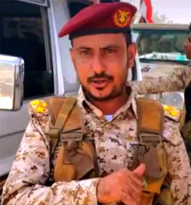 طلاب وطالبات الدفعة الخامسة بكلية الشريعة والقانون بجامعة أبين يقدمون درع شكر وتقدير لقائد اللواء 185