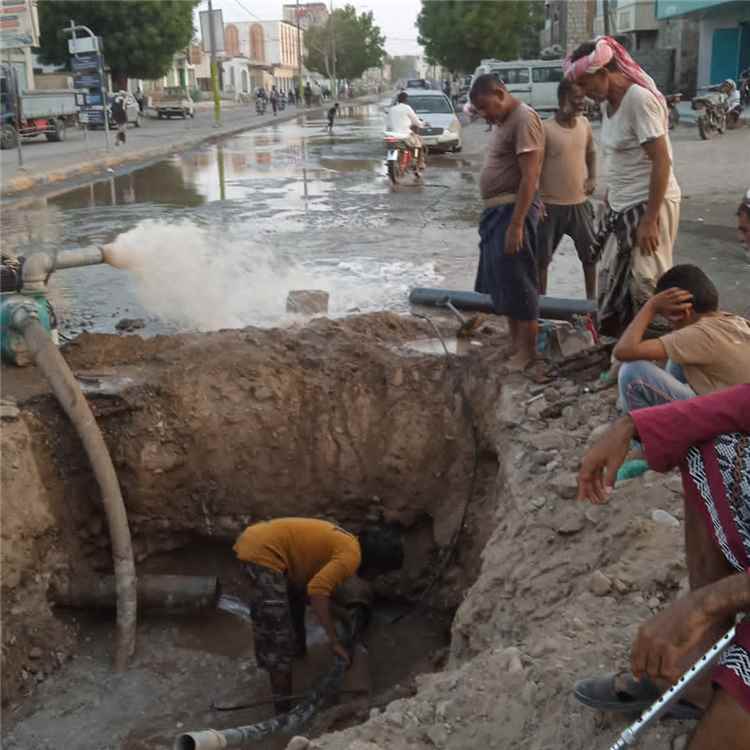 فريق الصيانة بمؤسسة المياه أبين يتمكن من إصلاح الخلل بخط التعويضات وإعادة ضخ المياه للمنطقة