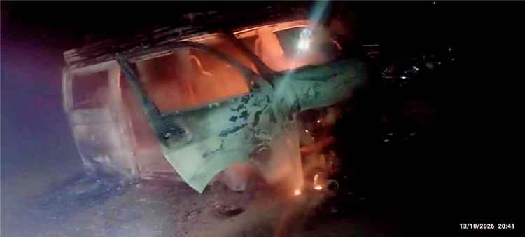 مسلحون بزي عسكري يحرقون حافلة لدار الحديث بالفيوش بعد إنزال معلمين منها تحت التهديد
