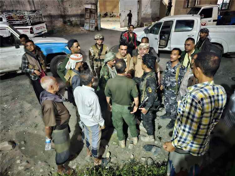 وكيل أول محافظة تعز يتفقد عددًا من الأحياء السكنية والمرافق الأمنية في زيارة ليلية