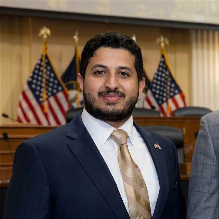 محلل عسكري: معدات الجيش اليمني محتجزة منذ 4 سنوات على الحدود مع عُمان ومعدات الحوثيين الإيرانية تدخل البلاد