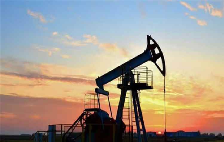 النفط ينخفض مع تقييم توقعات الإمدادات