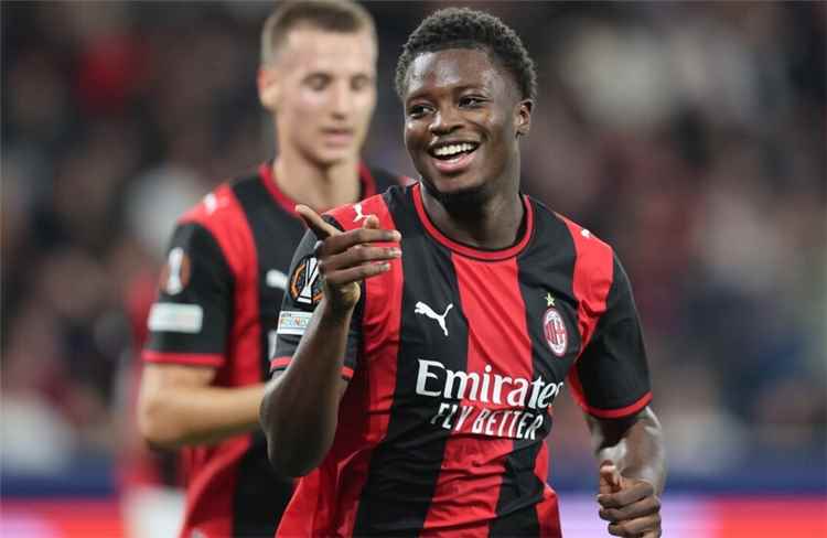 "هاتريك" ألفاديو سيسيه يقود ميلان لدك شباك سالزبورغ برباعية في الدوري الأوروبي
