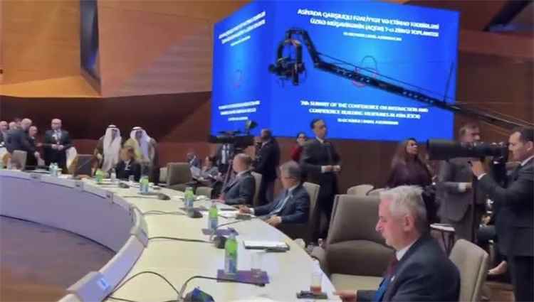 وفود تنسحب من قمة سيكا احتجاجاً على كلمة رئيس إسرائيل