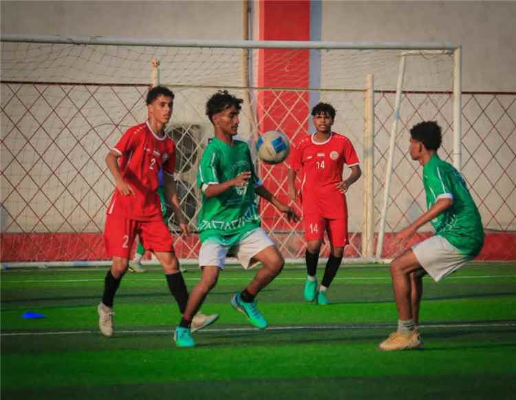 الوكيل باعلوي يزور تدريبات المنتخب الوطني تحت 15 عاماً لكرة القدم في المكلا