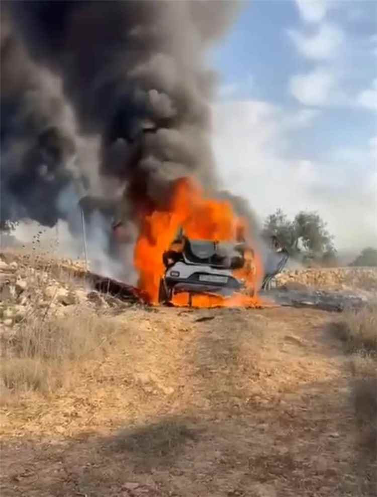 مستوطنون يهاجمون قاطفي الزيتون في قرى رام الله ويشعلون النار في ثلاث مركبات