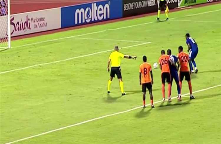 نهاية كارثية .. لاعب جامايكي يبتكر طريقة غريبة لتنفيذ ركلة جزاء