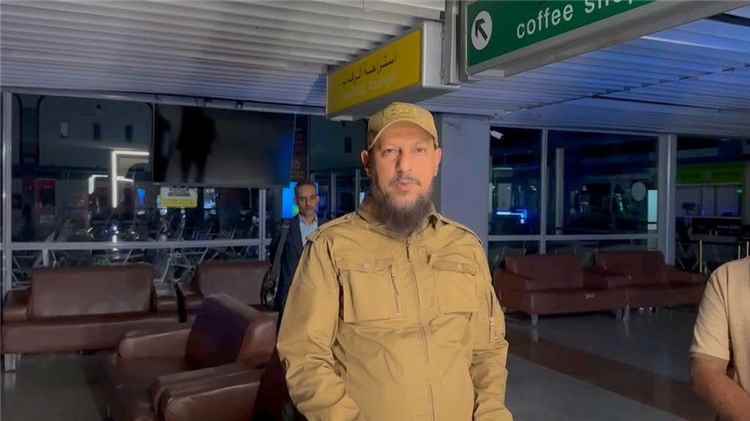المحافظ شيخ يتفقد مطار عدن الدولي عقب الاستهداف الصاروخي الحوثي ويوجه بإيواء المسافرين