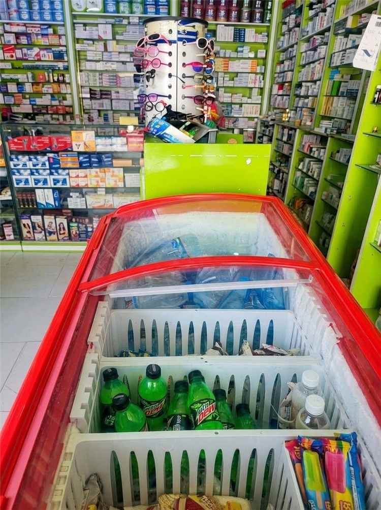 ناشطون يتساءلون عن غياب الرقابة على بيع الآيسكريم والمشروبات الغازية في صيدليات دوعن