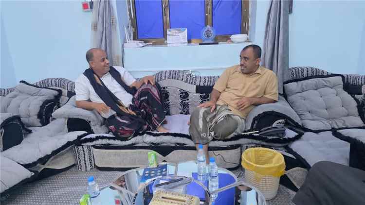 مدير وحدة النظافة والتحسين بتريم يلتقي قائد قوات خفر السواحل بحضرموت