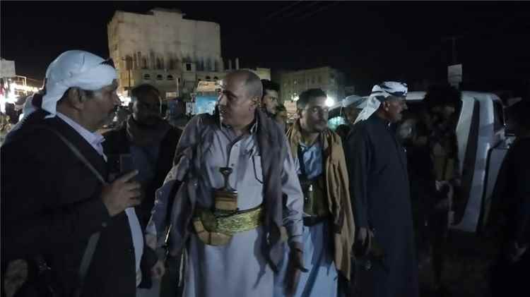 وكيل أول محافظة تعز يتفقد ليلًا المناطق المحيطة بجبهتي المطار القديم والدفاع الجوي