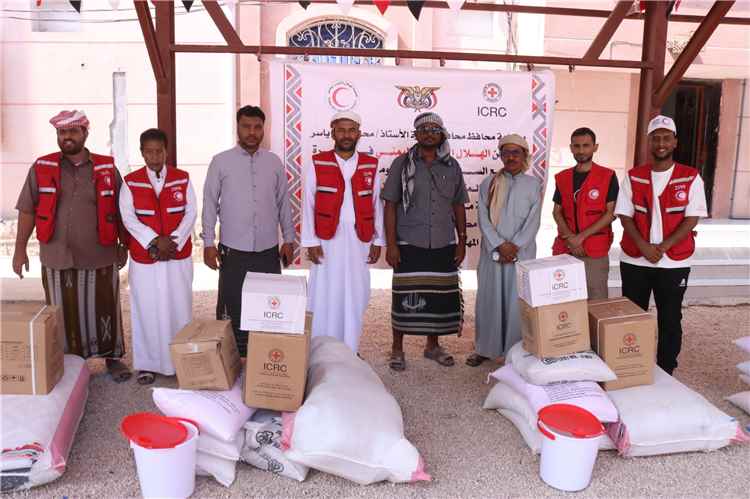الهلال الأحمر اليمني بالمهرة يوزّع مساعدات غذائية ومواد إيواء لـ119 أسرة نازحة متضررة من النزاع المسلح