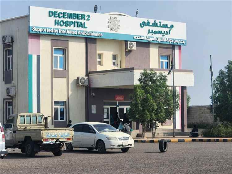 أكثر من 120 كادرًا طبيًا نازحًا من مستشفى «2 ديسمبر» بالمخا يناشدون التدخل ويتهمون الإدارة بالتخلي عنهم والجرحى