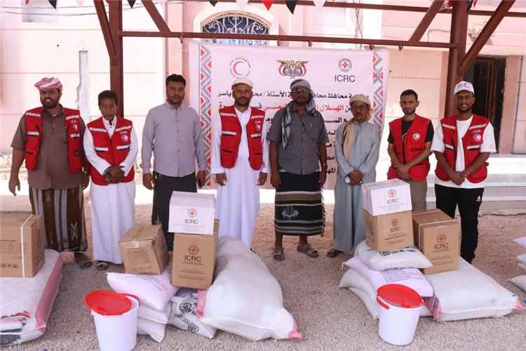 الهلال الأحمر بالمهرة يوزّع مساعدات غذائية ومواد إيواء لـ119 أسرة نازحة متضررة من النزاع المسلح