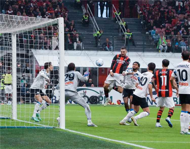 «الدوري الإيطالي» ميلان يحقق فوزًا مثيرا على أتالانتا ويقتحم المربع الذهبي