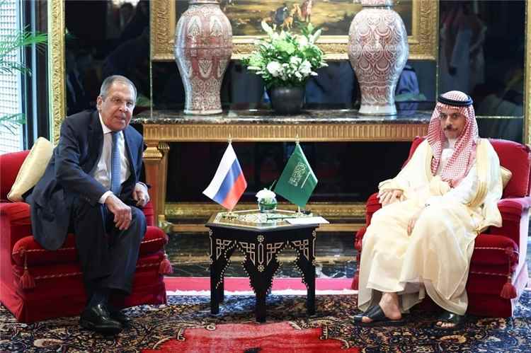 وزيرا خارجية روسيا والسعودية يبحثان العلاقات الثنائية بين البلدين وأمن الملاحة في الخليج